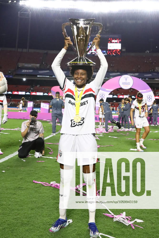 Sao Paulo and Corinthians in the Women s Super Cup final Robinha from Sao Paulo with the Women s Super Cup trophy after defeating Corinthians on penalties, at the Morumbis Stadium, south of Sao Paulo, this Saturday, 03 15 2025 SoO PAULO SoO PAULO Brazil