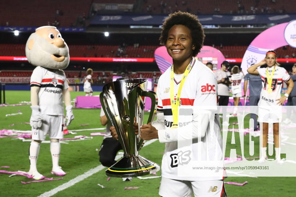 Sao Paulo and Corinthians in the Women s Super Cup final Robinha from Sao Paulo with the Women s Super Cup trophy after defeating Corinthians on penalties, at the Morumbis Stadium, south of Sao Paulo, this Saturday, 03 15 2025 SoO PAULO SoO PAULO Brazil