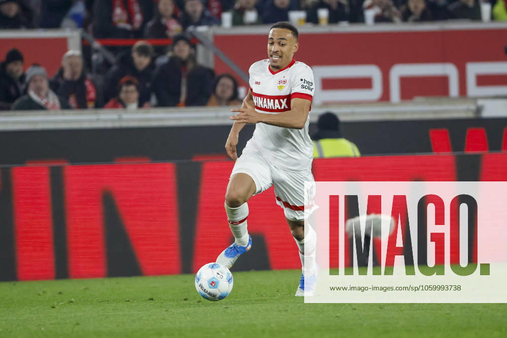 Jamie Leweling (VfB Stuttgart, 18) am Ball , Deutschland, Fussball, 1. Bundesliga, 26.Spieltag, 2024 2025, VfB Stuttgart vs. Bayer 04 Leverkusen, 16.03.2025, MHP Arena, Stuttgart, Deutschland DFL REGULATIONS PROHIBIT ANY USE OF PHOTOGRAPHS AS IMAGE SEQUENCES AND OR QUASI-VIDEO. Stuttgart MHP Arena Baden-Württemberg Deutschland