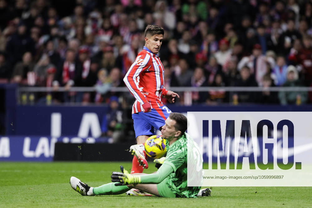 LA LIGA EA Sports - Atletico de Madrid vs Barcelona MADRID,SPAIN - 16 March: Giuliano Simeone of Atletico de Madrid and Wojciech SzczÄsny of Barcelona in action during the La Liga 2024 25 match between Atletico de Madrid and Barcelona at Riyadh Air Metropolitano Stadium. (Photo by Guillermo Martinez) Madrid Riyadh Air Metropolitano Stadium Spain