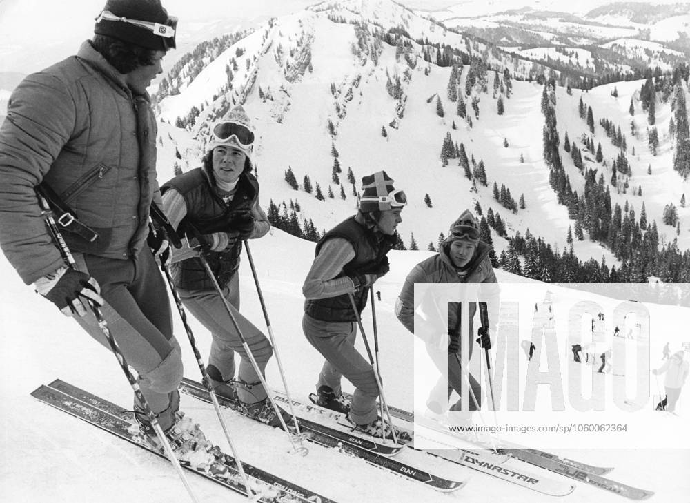 Ingemar Stenmark, geboren am 18. März 1956, ist ein ehemaliger schwedischer alpiner Skirennläufer im Weltcup. Er gilt als einer der herausragendsten schwedischen Sportler aller Zeiten und als der größte Slalom und Riesenslalomspezialist aller Zeiten. Aufgenommen in Oberstaufen Deutschland 1975 Ingemar Stenmark born 18 March 1956 is a Swedish former World Cup alpine ski racer. He is regarded as one of the most prominent Swedish athletes ever, and as the greatest slalom and giant slalom specialist of all time. Pictured in Oberstaufen Germany 1975