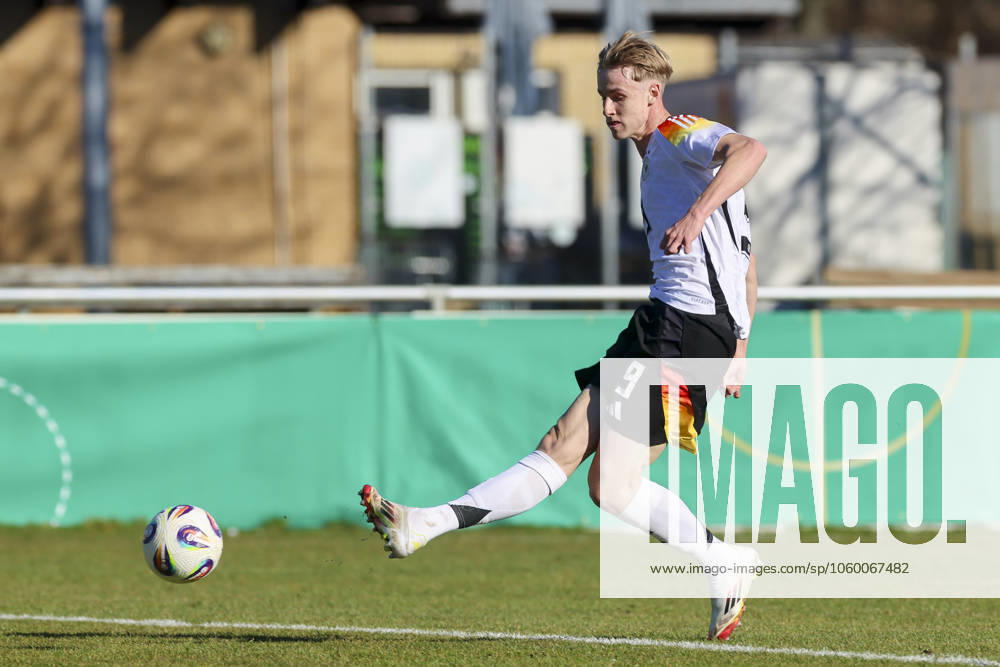 Max Moerstedt (Germany) erzielt mit diesem Schuss das Tor zum 2:0, UEFA Under19 EURO Qualifier, EM, Europameisterschaft Germany U19 and Slovenia U19, Droemlingstadion am 19. March 2025 in Wolfsburg, Deutschland. (Foto von Marco Steinbrenner DeFodi Images) Max Moerstedt (Germany) scores the goal with this shot to make it 2:0, UEFA Under19 EURO Qualifier, Germany U19 and Slovenia U19, Droemlingstadium, March 19, 2025 in Wolfsburg, Germany. (Photo by Marco Steinbrenner DeFodi Images)