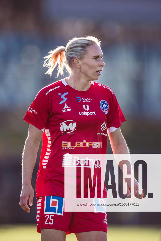 Linköpings Jonna Andersson under fotbollsmatchen i Damallsvenskan mellan AIK och Linköping den 22 mars 2025 i Stockholm.