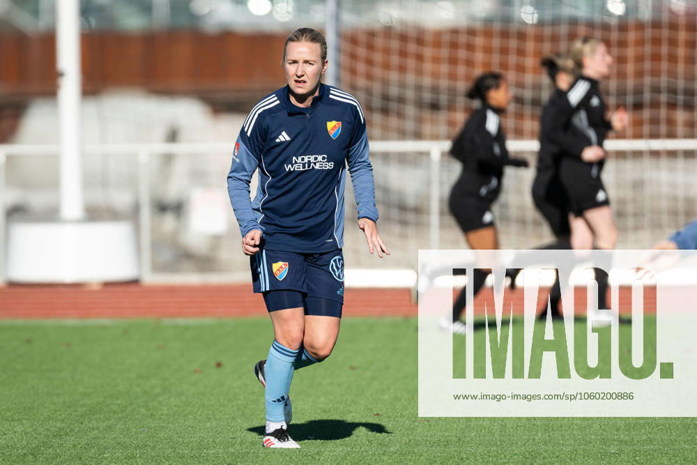 Djurgardens Alexandra Jonasson under uppvärmningen innan fotbollsmatchen i Damallsvenskan mellan Djurgarden och Kristianstad den 23 mars 2025 i Stockholm.