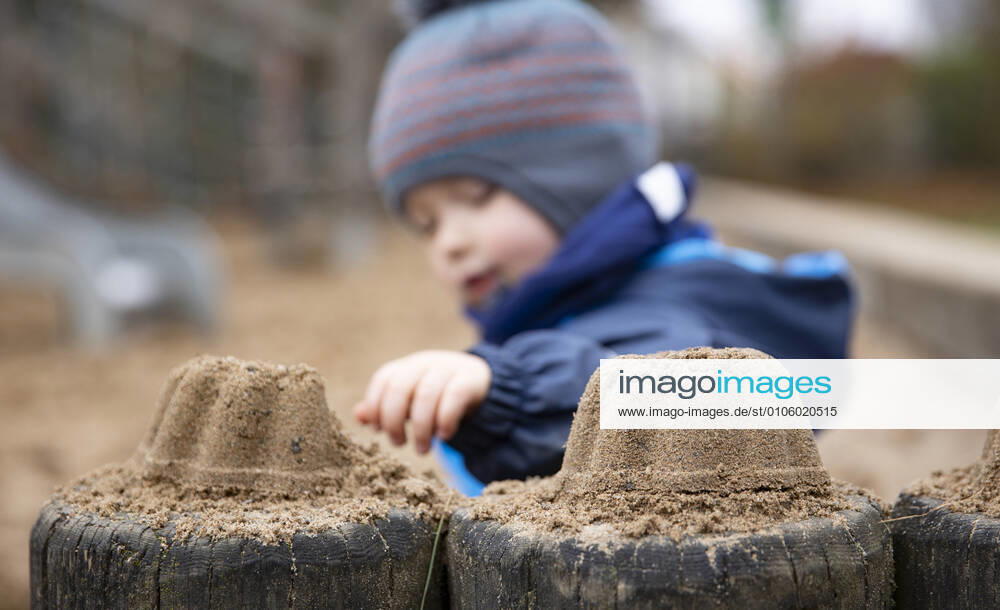 IMAGO Creative: Gesellschaft, Armut Thema: Kind sitzt alleine auf einem Spielplatz.