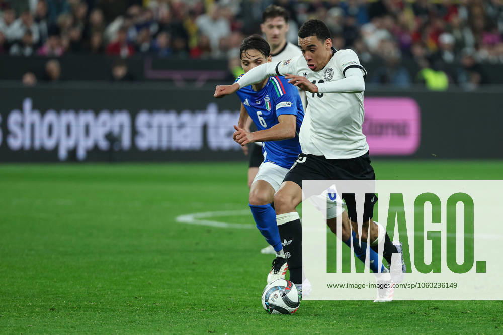 UEFA Nations League - 24 25 - Deutschland - Italien am 23.03.2025 im Signal Iduna Park in Dortmund Jamal Musiala (Deutschland 10) gegen Samuele Ricci (Italien 6)