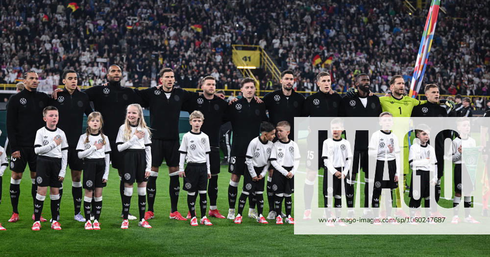 FUSSBALL UEFA Nations League 2024 2025 Viertelfinal Rueckspiel in Dortmund Deutschland - Italien 20.03.2025 Teambild Deutschland mit vor dem Spiel mit den Einlaufkindern; Leroy Sane, Jamal Musiala, Jonathan Tah, Leon Goretzka, Maximilian Mittelstaedt, Angelo Stiller, Tim Kleindienst, Nico Schlotterbeck, Antonio Ruediger, Torwart Oliver Baumann und Joshua Kimmich (v.li.)