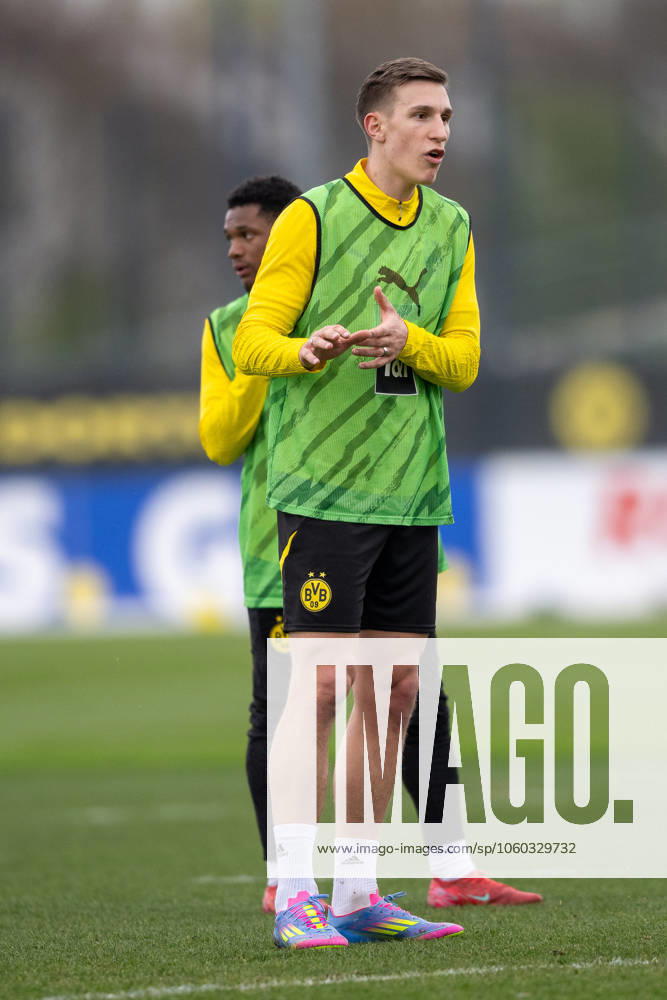 1. Bundesliga, Saison 2024 2025, öffentliches Training, Borussia Dortmund auf dem Trainingsgelände in Brackel. Nico Schlotterbeck (Borussia Dortmund 09, 04) gibt Anweisungen. Dahinter Julien Duranville (Borussia Dortmund 09, 16). Foto: Kirchner-Media Thomas Haesler
