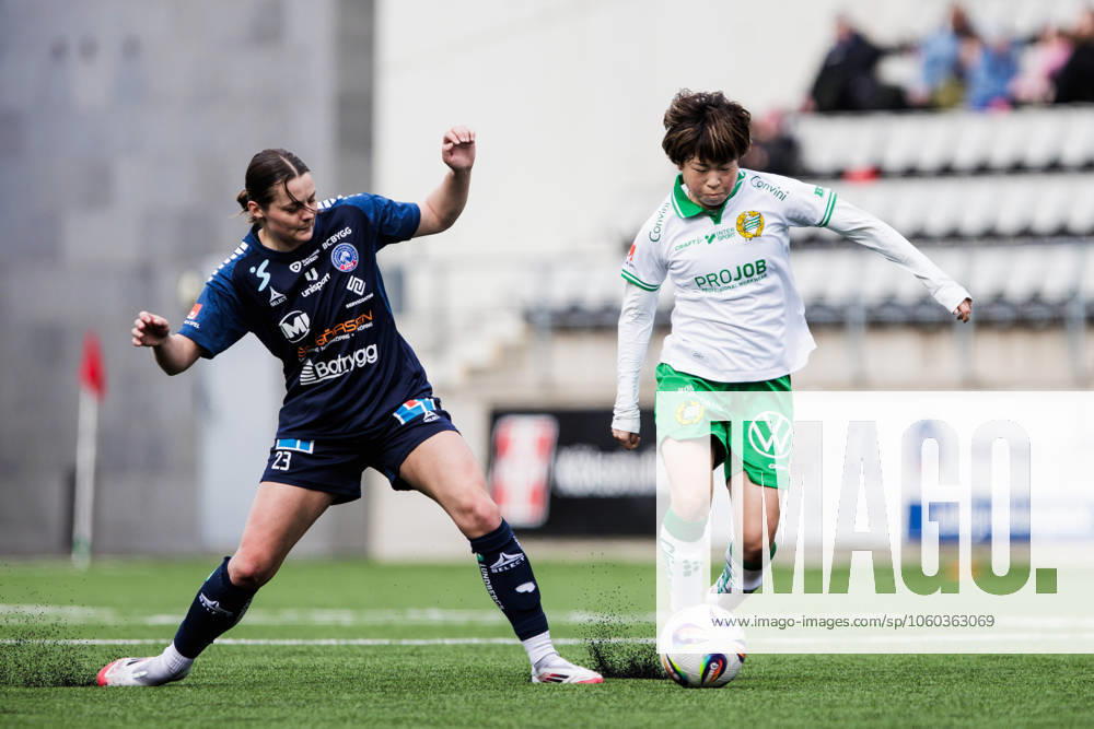 Linköpings Eshly Bakker och Hammarbys Asato Miyagawa under fotbollsmatchen i Damallsvenskan mellan Linköping och Hammarby den 29 mars 2025 i Linköping.