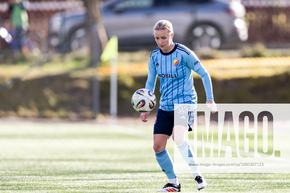 Djurgardens Alexandra Jonasson under fotbollsmatchen i Damallsvenskan mellan Alingsas och Djurgarden den 29 mars 2025 i Alingsas.