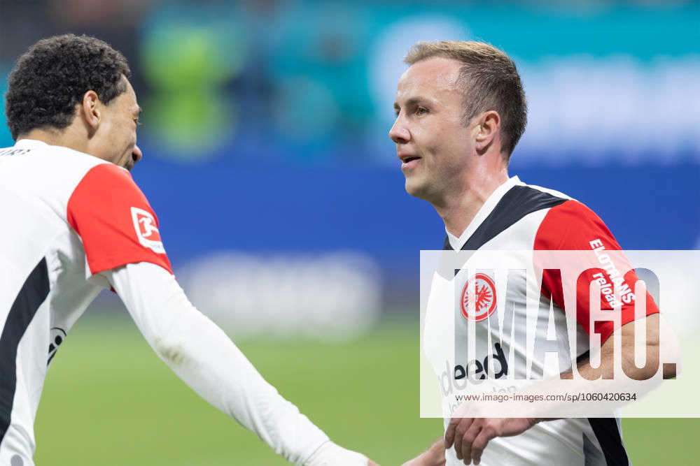 Eintracht Frankfurt - VfB Stuttgart, 1. FBL Mario Götze (Eintracht Frankfurt, 27) freut sich über sein Tor zum 1:0. Links gratuliert Hugo Ekitike (Eintracht Frankfurt, 11). Bundesligaspiel zwischen Eintracht Frankfurt und dem VfB Stuttgart am 29. März 2025 im Deutsche Bank Park in Frankfurt am Main., Frankfurt am Main Hessen Deutschland Deutsche Bank Park