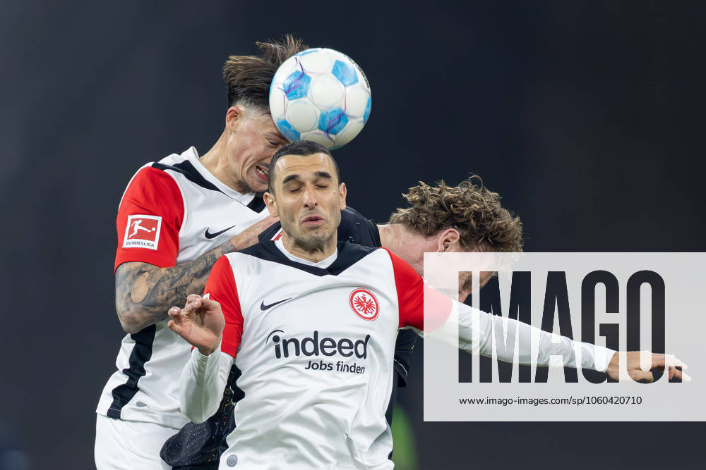 Eintracht Frankfurt - VfB Stuttgart, 1. FBL Robin Koch (Eintracht Frankfurt, 4), Ellyes Skhiri (Eintracht Frankfurt, 15) und Nick Woltemade (Stuttgart, 11) kämpfen um den Ball. Bundesligaspiel zwischen Eintracht Frankfurt und dem VfB Stuttgart am 29. März 2025 im Deutsche Bank Park in Frankfurt am Main., Frankfurt am Main Hessen Deutschland Deutsche Bank Park
