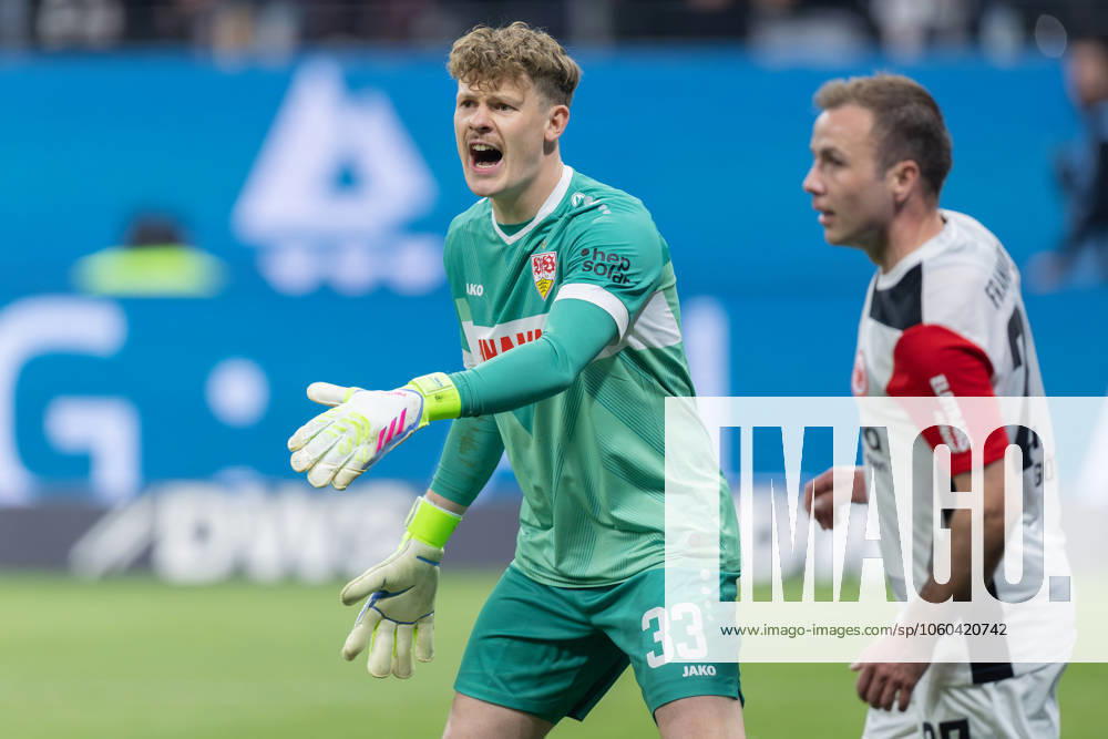 Eintracht Frankfurt - VfB Stuttgart, 1. FBL Torwart Alexander Nübel Nuebel Nubel (Stuttgart, 33), rechts Mario Götze (Eintracht Frankfurt, 27). Bundesligaspiel zwischen Eintracht Frankfurt und dem VfB Stuttgart am 29. März 2025 im Deutsche Bank Park in Frankfurt am Main., Frankfurt am Main Hessen Deutschland Deutsche Bank Park