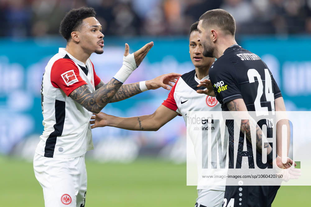 Eintracht Frankfurt - VfB Stuttgart, 1. FBL Nach dem Abpfiff geraten Nnamdi Collins (Eintracht Frankfurt, 34) und Jeff Chabot (Stuttgart, 24) aneinander. Lucas Silva Melo, Tuta (Eintracht Frankfurt, 35) versucht zu schlichten. Bundesligaspiel zwischen Eintracht Frankfurt und dem VfB Stuttgart am 29. März 2025 im Deutsche Bank Park in Frankfurt am Main., Frankfurt am Main Hessen Deutschland Deutsche Bank Park