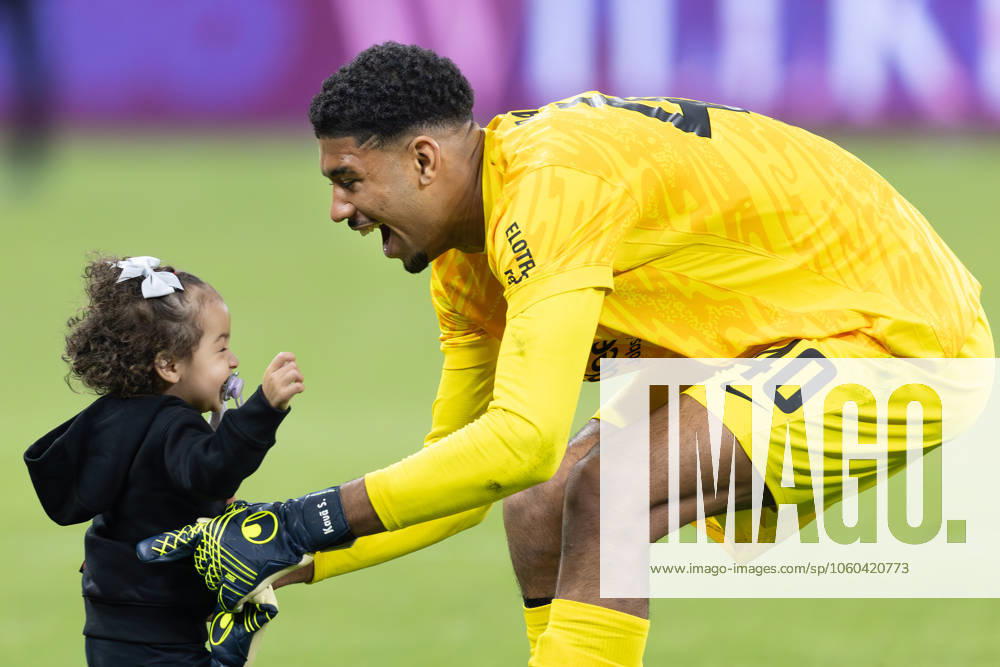 Eintracht Frankfurt - VfB Stuttgart, 1. FBL Torwart Kaua Morais Viera dos Santos, Kaua Santos (Eintracht Frankfurt, 40) mit Tochter Luisa. Bundesligaspiel zwischen Eintracht Frankfurt und dem VfB Stuttgart am 29. März 2025 im Deutsche Bank Park in Frankfurt am Main., Frankfurt am Main Hessen Deutschland Deutsche Bank Park