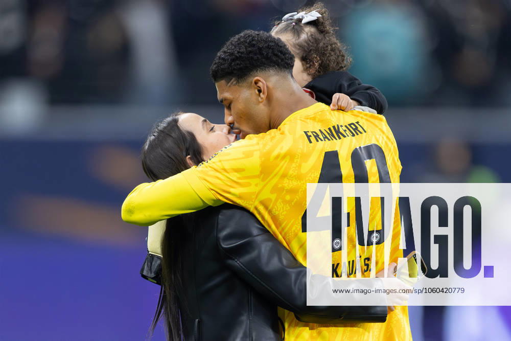 Eintracht Frankfurt - VfB Stuttgart, 1. FBL Torwart Kaua Morais Viera dos Santos, Kaua Santos (Eintracht Frankfurt, 40) mit Frau Marya und Töchterchen Luisa. Bundesligaspiel zwischen Eintracht Frankfurt und dem VfB Stuttgart am 29. März 2025 im Deutsche Bank Park in Frankfurt am Main., Frankfurt am Main Hessen Deutschland Deutsche Bank Park