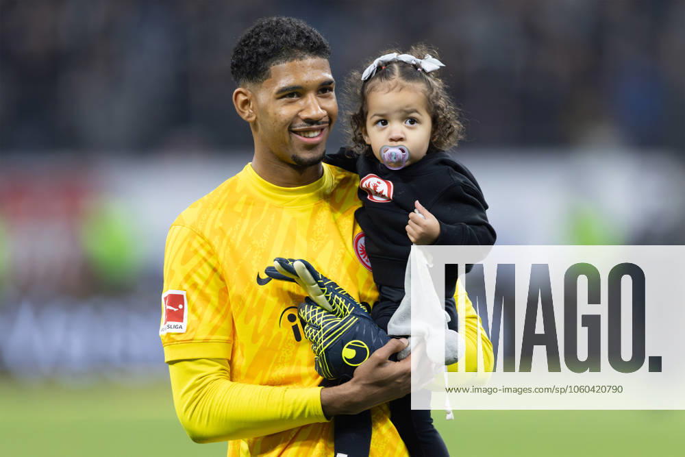 Eintracht Frankfurt - VfB Stuttgart, 1. FBL Torwart Kaua Morais Viera dos Santos, Kaua Santos (Eintracht Frankfurt, 40) mit Tochter Luisa. Bundesligaspiel zwischen Eintracht Frankfurt und dem VfB Stuttgart am 29. März 2025 im Deutsche Bank Park in Frankfurt am Main., Frankfurt am Main Hessen Deutschland Deutsche Bank Park