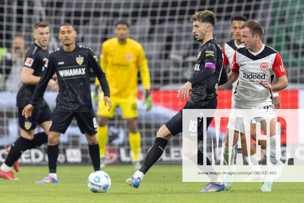 Eintracht Frankfurt - VfB Stuttgart, 1. FBL Atakan Karazor (Stuttgart, 16) vor Mario Götze (Eintracht Frankfurt, 27). Bundesligaspiel zwischen Eintracht Frankfurt und dem VfB Stuttgart am 29. März 2025 im Deutsche Bank Park in Frankfurt am Main., Frankfurt am Main Hessen Deutschland Deutsche Bank Park