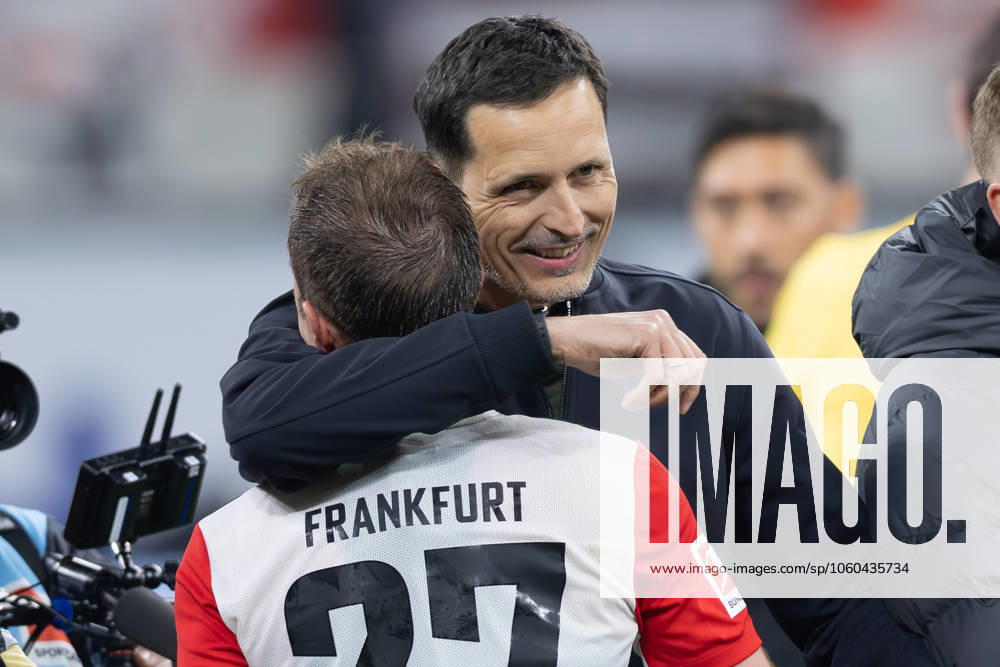 Eintracht Frankfurt - VfB Stuttgart, 1. FBL Trainer Dino Toppmöller (Eintracht Frankfurt) umarmt Mario Götze (Eintracht Frankfurt, 27). Bundesligaspiel zwischen Eintracht Frankfurt und dem VfB Stuttgart am 29. März 2025 im Deutsche Bank Park in Frankfurt am Main., Frankfurt am Main Hessen Deutschland Deutsche Bank Park