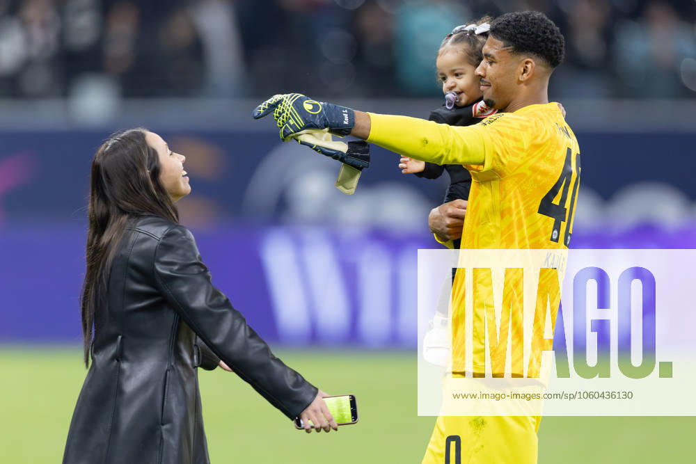 Eintracht Frankfurt - VfB Stuttgart, 1. FBL Torwart Kaua Morais Viera dos Santos, Kaua Santos (Eintracht Frankfurt, 40) mit Frau Marya und Töchterchen Luisa. Bundesligaspiel zwischen Eintracht Frankfurt und dem VfB Stuttgart am 29. März 2025 im Deutsche Bank Park in Frankfurt am Main., Frankfurt am Main Hessen Deutschland Deutsche Bank Park