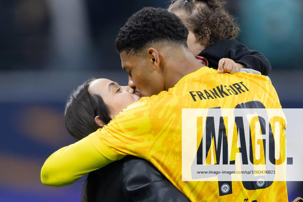 Eintracht Frankfurt - VfB Stuttgart, 1. FBL Torwart Kaua Morais Viera dos Santos, Kaua Santos (Eintracht Frankfurt, 40) mit Frau Marya und Töchterchen Luisa. Bundesligaspiel zwischen Eintracht Frankfurt und dem VfB Stuttgart am 29. März 2025 im Deutsche Bank Park in Frankfurt am Main., Frankfurt am Main Hessen Deutschland Deutsche Bank Park