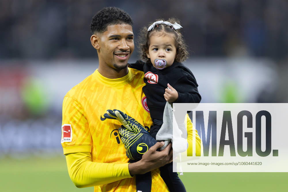 Eintracht Frankfurt - VfB Stuttgart, 1. FBL Torwart Kaua Morais Viera dos Santos, Kaua Santos (Eintracht Frankfurt, 40) mit Tochter Luisa. Bundesligaspiel zwischen Eintracht Frankfurt und dem VfB Stuttgart am 29. März 2025 im Deutsche Bank Park in Frankfurt am Main., Frankfurt am Main Hessen Deutschland Deutsche Bank Park