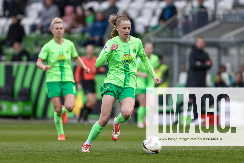V.li.: Vivien Endemann (VfL Wolfsburg, 25) am Ball, Einzelbild, Ganzkörper, Aktion, Action, Spielszene, DIE DFB-RICHTLINIEN UNTERSAGEN JEGLICHE NUTZUNG VON FOTOS ALS SEQUENZBILDER UND ODER VIDEOÄHNLICHE FOTOSTRECKEN. DFB REGULATIONS PROHIBIT ANY USE OF PHOTOGRAPHS AS IMAGE SEQUENCES AND OR QUASI-VIDEO., 30.03.2025, Wolfsburg (Deutschland), Fussball, Google Pixel Frauen-Bundesliga, VfL Wolfsburg - SGS Essen