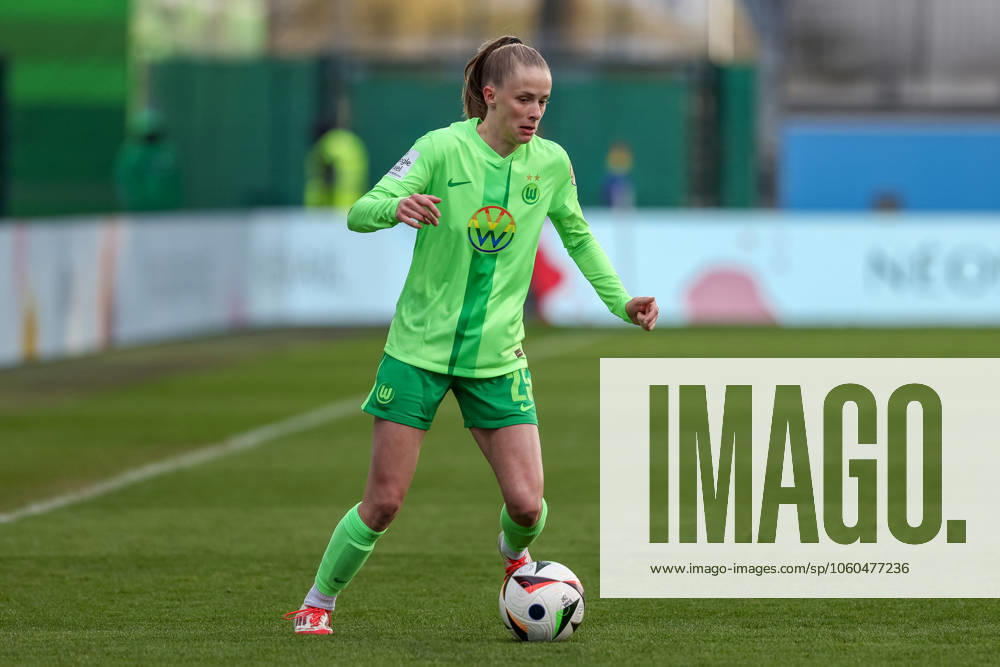 V.li.: Vivien Endemann (VfL Wolfsburg, 25) am Ball, Freisteller, Einzelbild, Ganzkörper, Aktion, Action, Spielszene, DIE DFB-RICHTLINIEN UNTERSAGEN JEGLICHE NUTZUNG VON FOTOS ALS SEQUENZBILDER UND ODER VIDEOÄHNLICHE FOTOSTRECKEN. DFB REGULATIONS PROHIBIT ANY USE OF PHOTOGRAPHS AS IMAGE SEQUENCES AND OR QUASI-VIDEO., 30.03.2025, Wolfsburg (Deutschland), Fussball, Google Pixel Frauen-Bundesliga, VfL Wolfsburg - SGS Essen