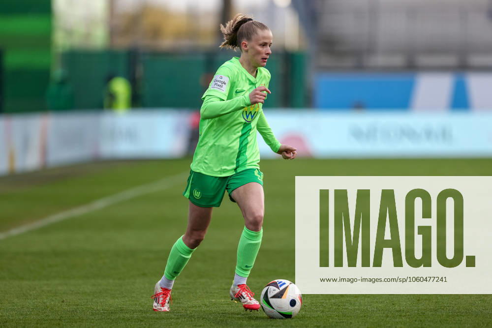 V.li.: Vivien Endemann (VfL Wolfsburg, 25) am Ball, Freisteller, Einzelbild, Ganzkörper, Aktion, Action, Spielszene, DIE DFB-RICHTLINIEN UNTERSAGEN JEGLICHE NUTZUNG VON FOTOS ALS SEQUENZBILDER UND ODER VIDEOÄHNLICHE FOTOSTRECKEN. DFB REGULATIONS PROHIBIT ANY USE OF PHOTOGRAPHS AS IMAGE SEQUENCES AND OR QUASI-VIDEO., 30.03.2025, Wolfsburg (Deutschland), Fussball, Google Pixel Frauen-Bundesliga, VfL Wolfsburg - SGS Essen
