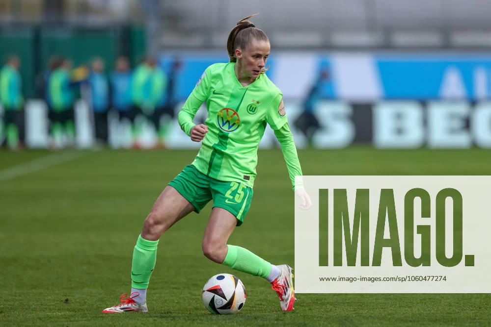 V.li.: Vivien Endemann (VfL Wolfsburg, 25) am Ball, Freisteller, Einzelbild, Ganzkörper, Aktion, Action, Spielszene, DIE DFB-RICHTLINIEN UNTERSAGEN JEGLICHE NUTZUNG VON FOTOS ALS SEQUENZBILDER UND ODER VIDEOÄHNLICHE FOTOSTRECKEN. DFB REGULATIONS PROHIBIT ANY USE OF PHOTOGRAPHS AS IMAGE SEQUENCES AND OR QUASI-VIDEO., 30.03.2025, Wolfsburg (Deutschland), Fussball, Google Pixel Frauen-Bundesliga, VfL Wolfsburg - SGS Essen
