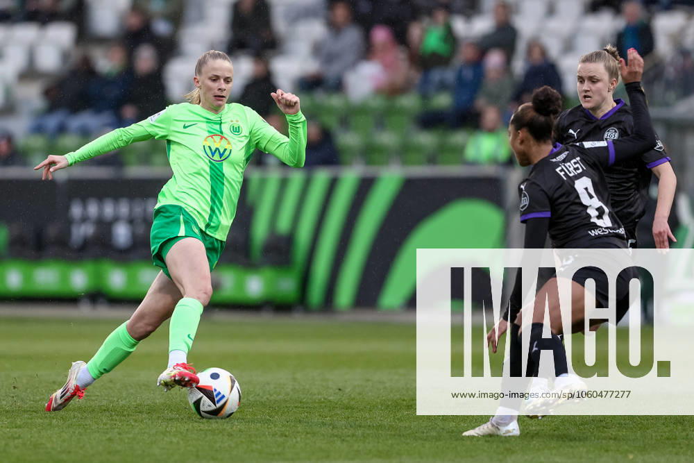 V.li.: Vivien Endemann (VfL Wolfsburg, 25) am Ball, Einzelbild, Ganzkörper, Aktion, Action, Spielszene, Vanessa Fürst (SGS Essen, 8) und Paula Flach (SGS Essen, 5), DIE DFB-RICHTLINIEN UNTERSAGEN JEGLICHE NUTZUNG VON FOTOS ALS SEQUENZBILDER UND ODER VIDEOÄHNLICHE FOTOSTRECKEN. DFB REGULATIONS PROHIBIT ANY USE OF PHOTOGRAPHS AS IMAGE SEQUENCES AND OR QUASI-VIDEO., 30.03.2025, Wolfsburg (Deutschland), Fussball, Google Pixel Frauen-Bundesliga, VfL Wolfsburg - SGS Essen