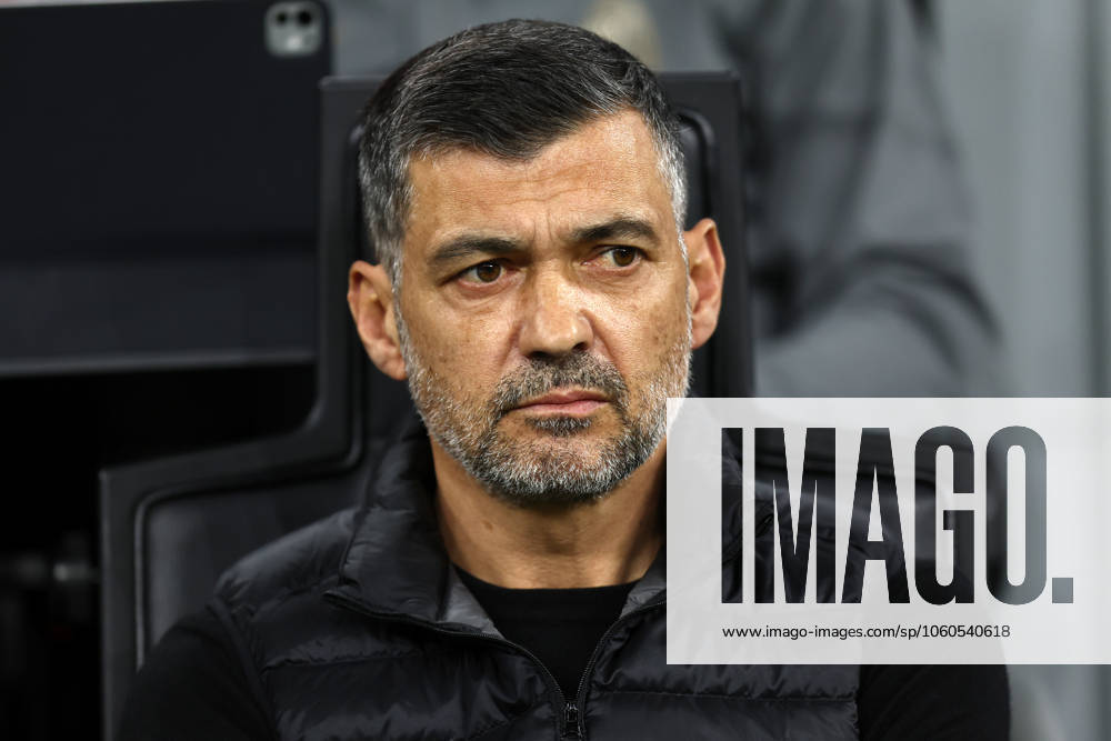Ac Milan - Fc Internazionale Sergio Conceicao, head coach of Ac Milan looks on during the Coppa Italia semi-final first leg match beetween Ac Milan and Fc Internazionale at Stadio Giuseppe Meazza on April 2, 2025 in Milano, Italy . Milano Stadio Giuseppe Meazza Italy