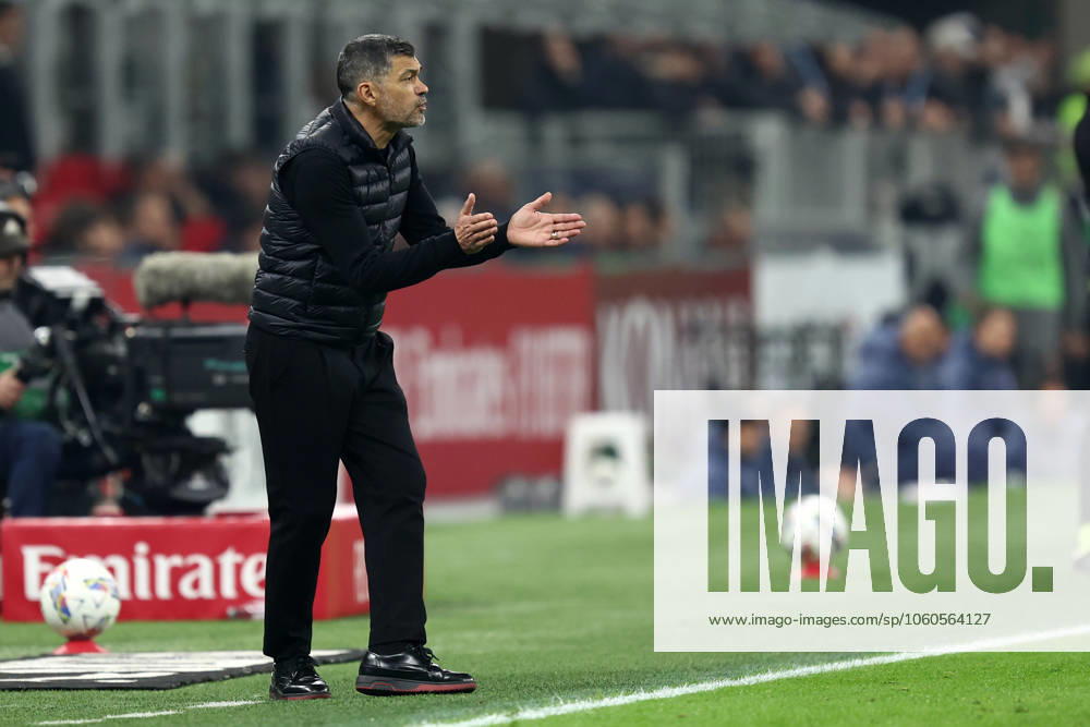 Ac Milan - Fc Internazionale Sergio Conceicao, head coach of Ac Milan gestures during the Coppa Italia semi-final first leg match beetween Ac Milan and Fc Internazionale at Stadio Giuseppe Meazza on April 2, 2025 in Milano, Italy . Milano Stadio Giuseppe Meazza Italy