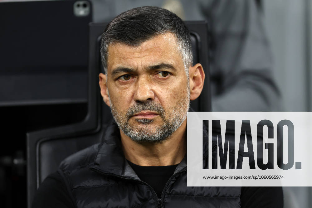 Ac Milan - Fc Internazionale Sergio Conceicao, head coach of Ac Milan looks on during the Coppa Italia semi-final first leg match beetween Ac Milan and Fc Internazionale at Stadio Giuseppe Meazza on April 2, 2025 in Milano, Italy . Milano Stadio Giuseppe Meazza Italy