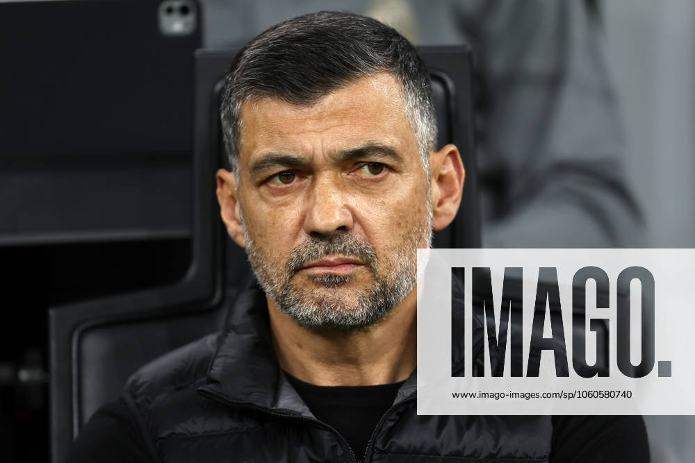 Ac Milan - Fc Internazionale Sergio Conceicao, head coach of Ac Milan looks on during the Coppa Italia semi-final first leg match beetween Ac Milan and Fc Internazionale at Stadio Giuseppe Meazza on April 2, 2025 in Milano, Italy . Milano Stadio Giuseppe Meazza Italy