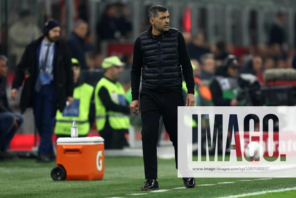 Ac Milan - Fc Internazionale Sergio Conceicao, head coach of Ac Milan looks on during the Coppa Italia semi-final first leg match beetween Ac Milan and Fc Internazionale at Stadio Giuseppe Meazza on April 2, 2025 in Milano, Italy . Milano Stadio Giuseppe Meazza Italy