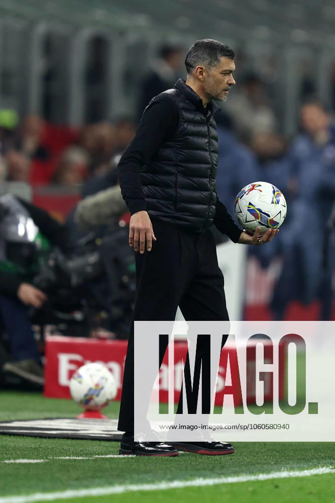 Ac Milan - Fc Internazionale Sergio Conceicao, head coach of Ac Milan looks on during the Coppa Italia semi-final first leg match beetween Ac Milan and Fc Internazionale at Stadio Giuseppe Meazza on April 2, 2025 in Milano, Italy . Milano Stadio Giuseppe Meazza Italy