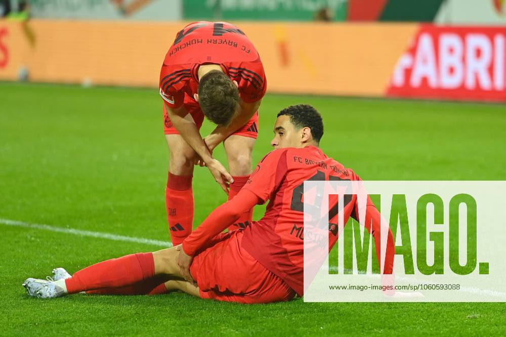 Jamal MUSIALA (Bayern Muenchen), verletzt,Verletzung. Josip STANISIC (Bayern Muenchen), Fussball 1. Bundesliga Saison 2024 2025, 28.Spieltag, Spieltag28 FC Augsburg -FC Bayern Muenchen 1-3 am 04.04.2025 , WWK Arena Augsburg.