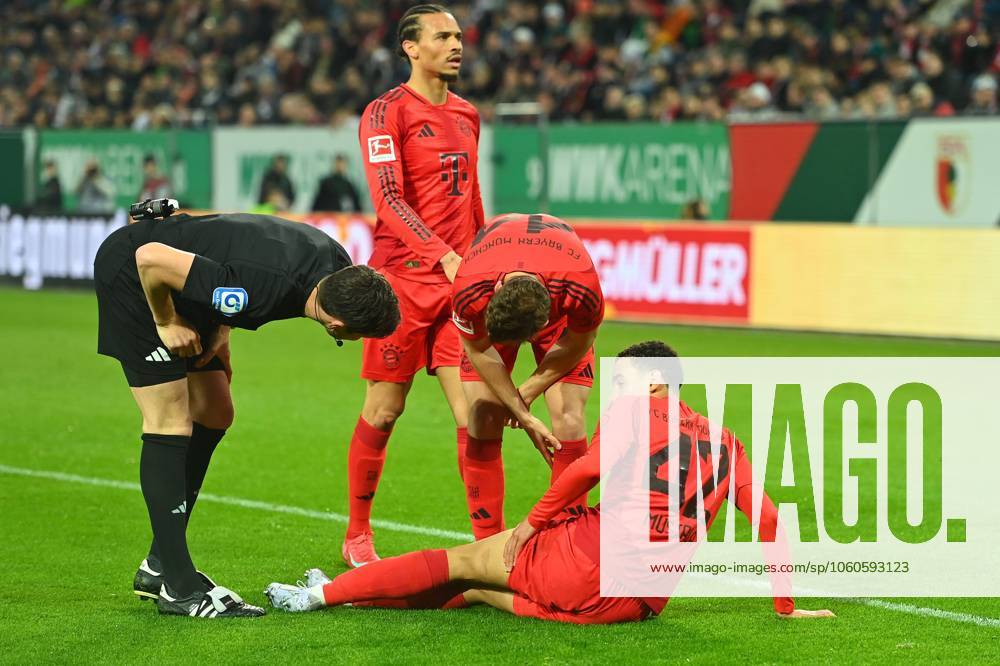 Jamal MUSIALA (Bayern Muenchen), verletzt,Verletzung. Josip STANISIC (Bayern Muenchen),Leroy SANE (Bayern Muenchen),Schiedsrichter Dr. Matthias MOELLENBECK, Fussball 1. Bundesliga Saison 2024 2025, 28.Spieltag, Spieltag28 FC Augsburg -FC Bayern Muenchen 1-3 am 04.04.2025 , WWK Arena Augsburg.