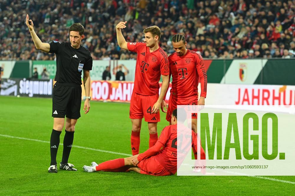Jamal MUSIALA (Bayern Muenchen), verletzt,Verletzung. Josip STANISIC (Bayern Muenchen),Leroy SANE (Bayern Muenchen),Schiedsrichter Dr. Matthias MOELLENBECK, Fussball 1. Bundesliga Saison 2024 2025, 28.Spieltag, Spieltag28 FC Augsburg -FC Bayern Muenchen 1-3 am 04.04.2025 , WWK Arena Augsburg.