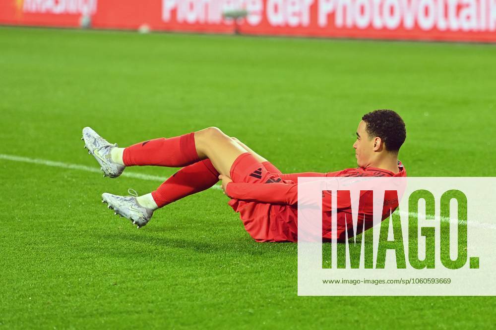 Jamal MUSIALA (Bayern Muenchen), verletzt,Verletzung. Fussball 1. Bundesliga Saison 2024 2025, 28.Spieltag, Spieltag28 FC Augsburg -FC Bayern Muenchen 1-3 am 04.04.2025 , WWK Arena Augsburg.