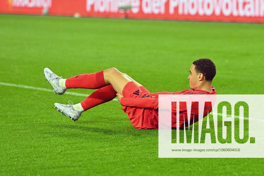 Jamal MUSIALA (Bayern Muenchen), verletzt,Verletzung. Fussball 1. Bundesliga Saison 2024 2025, 28.Spieltag, Spieltag28 FC Augsburg -FC Bayern Muenchen 1-3 am 04.04.2025 , WWK Arena Augsburg.