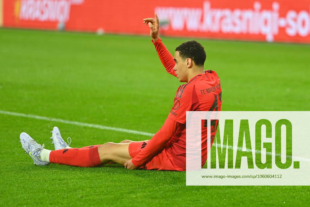 Jamal MUSIALA (Bayern Muenchen), verletzt,Verletzung. Fussball 1. Bundesliga Saison 2024 2025, 28.Spieltag, Spieltag28 FC Augsburg -FC Bayern Muenchen 1-3 am 04.04.2025 , WWK Arena Augsburg.