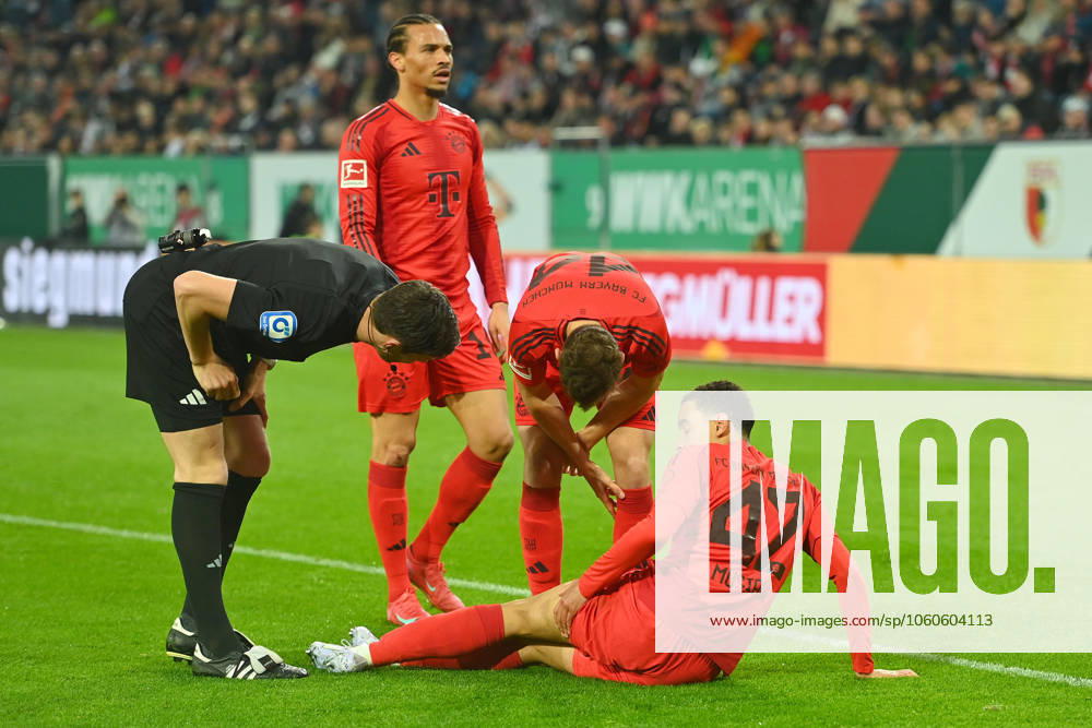 Jamal MUSIALA (Bayern Muenchen), verletzt,Verletzung. Josip STANISIC (Bayern Muenchen),Leroy SANE (Bayern Muenchen),Schiedsrichter Dr. Matthias JOELLENBECK, Fussball 1. Bundesliga Saison 2024 2025, 28.Spieltag, Spieltag28 FC Augsburg -FC Bayern Muenchen 1-3 am 04.04.2025 , WWK Arena Augsburg.