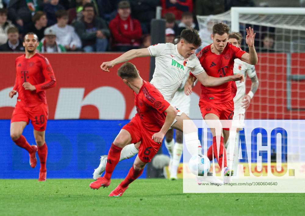 Mert Kömür (FC Augsburg 36) setzt sich durch gegen Joshua Kimmich (FC Bayern München) und Josip Stanisic (FC Bayern München); FC Augsburg vs. SC Freiburg, 28. Spieltag; DFL REGULATIONS PROHIBIT ANY USE OF PHOTOGRAPHS AS IMAGE SEQUENCES AND OR QUASI-VIDEO.