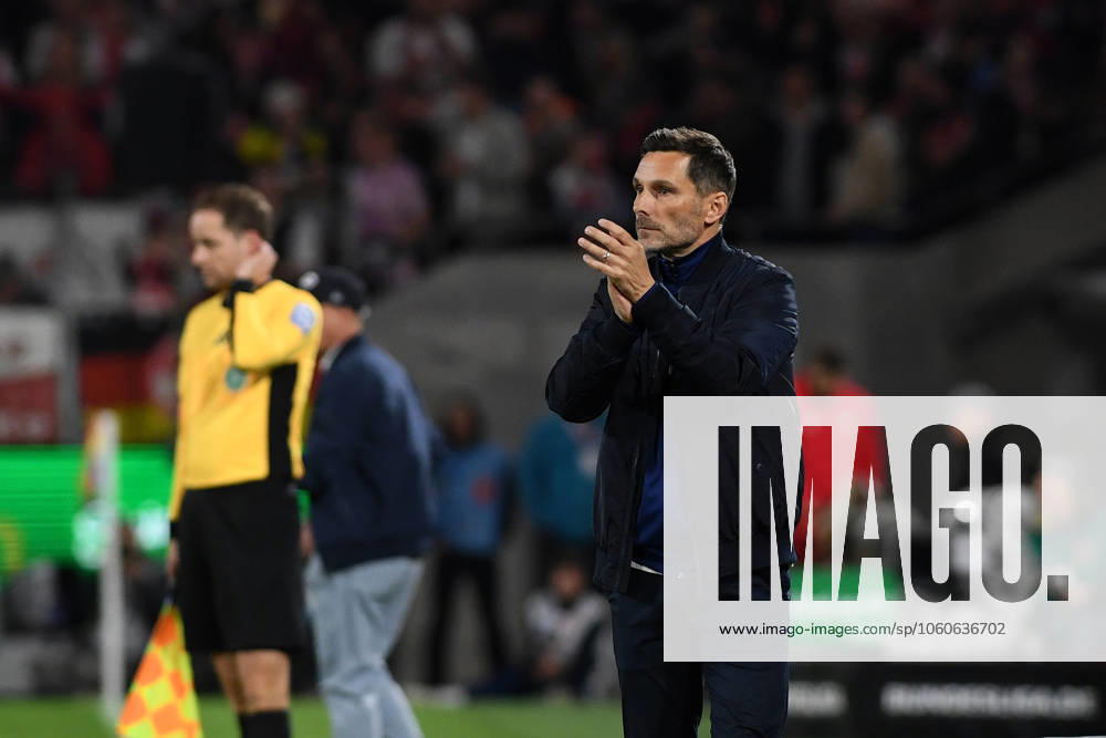 Trainer Stefan Leitl (Hertha BSC Berlin) gestikuliert, gestik waehrend des Spiels der 2. Bundesliga zwischen 1. FC Köln und Hertha BSC Berlin im RheinEnergieStadion am 05. April 2025 in Köln, Deutschland. (Foto von Ralf Treese DeFodi Images) +++ Trainer Stefan Leitl (Hertha BSC Berlin) gestures during the 2. Bundesliga match between 1. FC Köln and Hertha BSC Berlin at RheinEnergieStadion on April 5, 2025 in Cologne, Germany. (Photo by Ralf Treese DeFodi Images) DFB DFL REGULATIONS PROHIBIT ANY USE OF PHOTOGRAPHS AS IMAGE SEQUENCES AND OR QUASI-VIDEO. (Photo by Ralf Treese DeFodi Images)