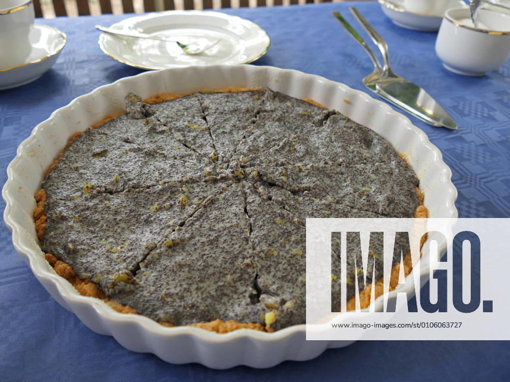 IMAGO Creative: Food, Mohn Mohnkuchen nach Omas Rezept auf gedeckter Kaffeetafel