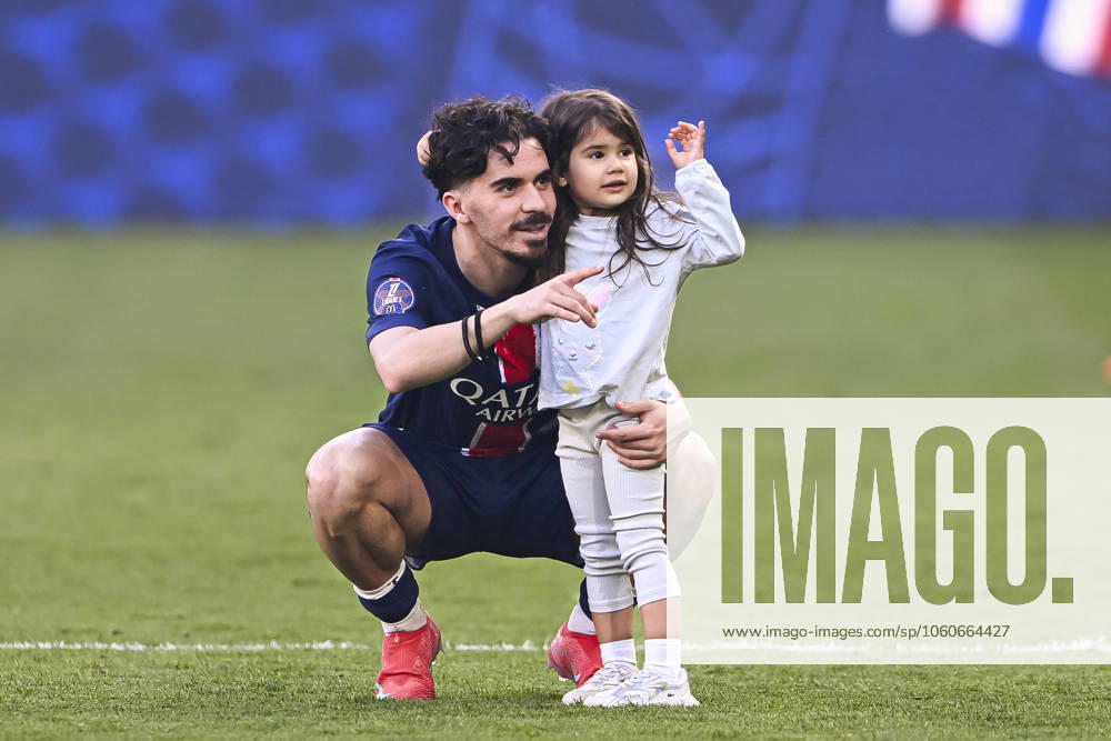Ligue 1 McDonalds - Paris Saint-Germain v Angers SCO Vitinha and his daughter Mafalda during the Ligue 1 football match Paris Saint-Germain PSG VS Angers SCO on April 5, 2025 at Parc des Princes stadium in Paris, France. Photo by Victor Joly ABACAPRESS.COM Paris France