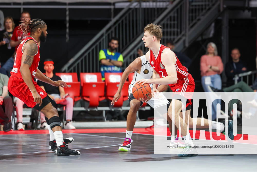 Justuz Hollatz (FC Bayern Basketball, 21) mit Ball mit Devin Booker (FC Bayern Basketball, 31), GER, FC Bayern Muenchen vs. Basketball Loewen Braunschweig, Basketball, easycredit Basketball Bundesliga, BBL, 27. Spieltag, Saison 2024 2025, 06.04.2025, GER, FC Bayern Muenchen vs. Basketball Loewen Braunschweig, Basketball, easycredit Basketball Bundesliga, BBL, 27. Spieltag, Saison 2024 2025, 06.04.2025 Muenchen