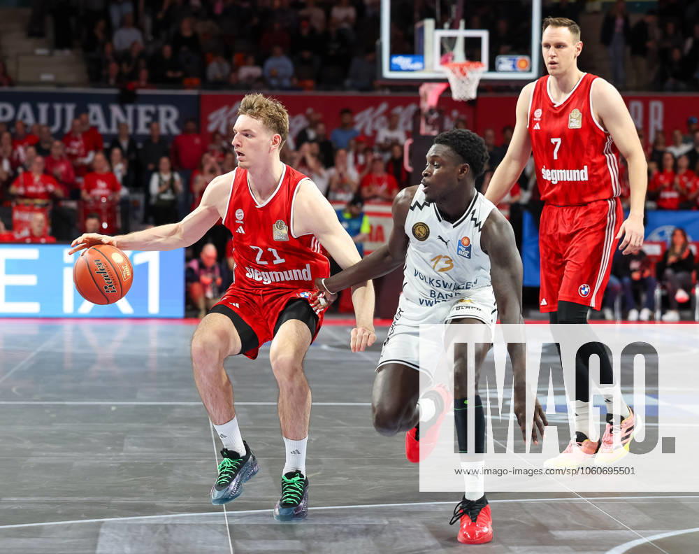Justuz Hollatz (FC Bayern Basketball, 21) mit Ball mit Barra Njie (Basketball Loewen Braunschweig, 13), mit Johannes Voigtmann (FC Bayern Basketball, 07), GER, FC Bayern Muenchen vs. Basketball Loewen Braunschweig, Basketball, easycredit Basketball Bundesliga, BBL, 27. Spieltag, Saison 2024 2025, 06.04.2025, GER, FC Bayern Muenchen vs. Basketball Loewen Braunschweig, Basketball, easycredit Basketball Bundesliga, BBL, 27. Spieltag, Saison 2024 2025, 06.04.2025 Muenchen